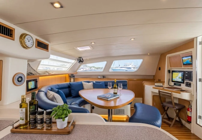 Seaspirit_Leopard 47_Salon